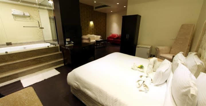 Grand Nakshatra Hotel Anand Luaran gambar